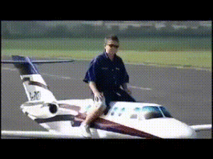 GIF - Homem sentado em cima de um aeromodelo