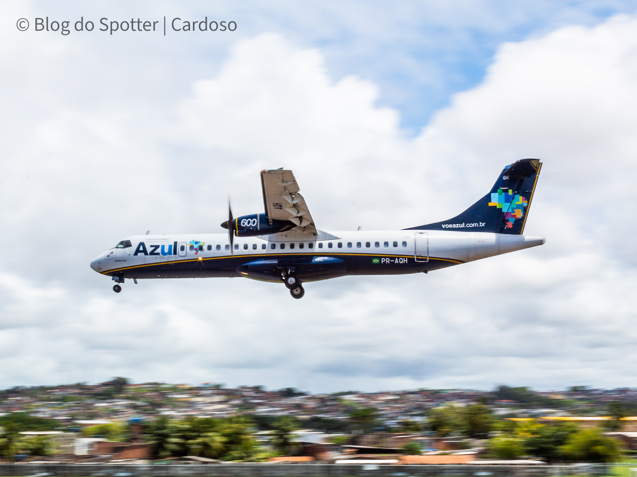 ATR 72 da Azul desenha logomarca da empresa em SP