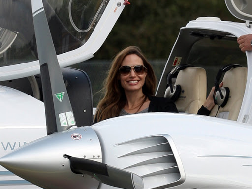 Famosos que são pilotos - Angelina Jolie