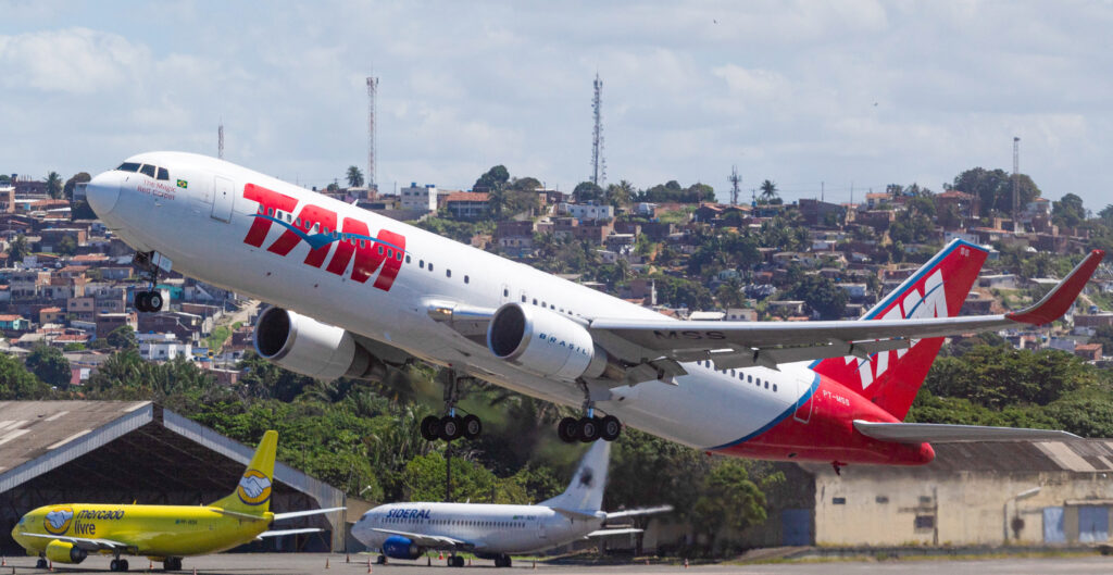 PT-MSS – Boeing 767-316ER – LATAM Airlines - Blog do Spotter