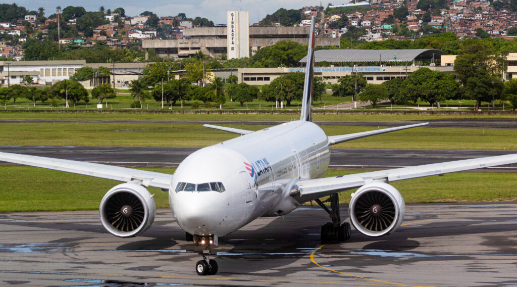 PT-MUI – Boeing 777-32WER – LATAM Airlines Brasil - Blog do Spotter