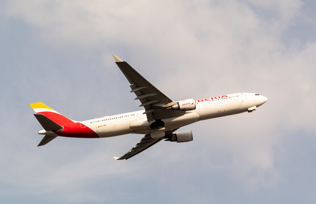 EC-LUB - Airbus A330-302 - Iberia - Blog do Spotter