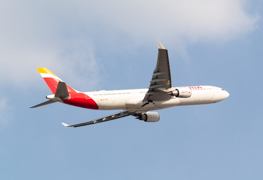 EC-LUB - Airbus A330-302 - Iberia - Blog do Spotter