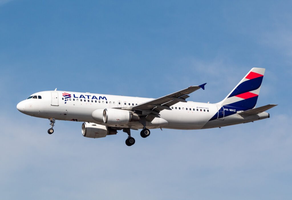 PR-MHZ - Airbus A320-214 - LATAM Airlines - Blog do Spotter