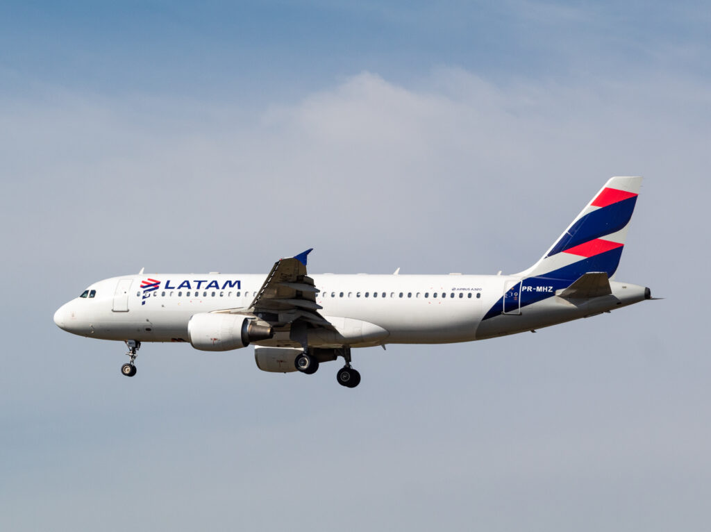 PR-MHZ - Airbus A320-214 - LATAM Airlines - Blog do Spotter