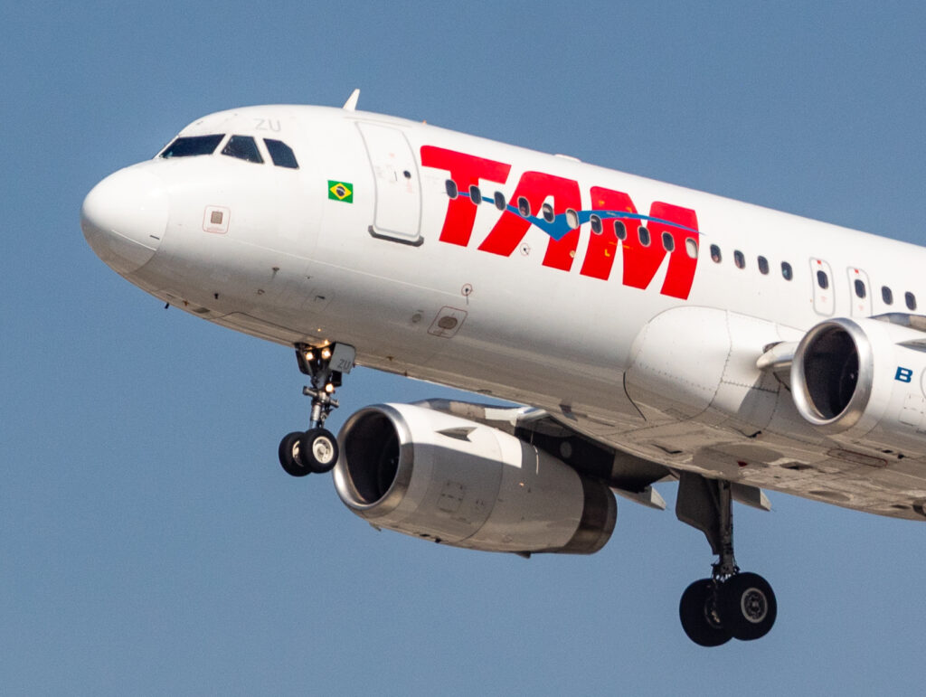 PT-MZU - Airbus A320-232 - LATAM Airlines - Blog do Spotter