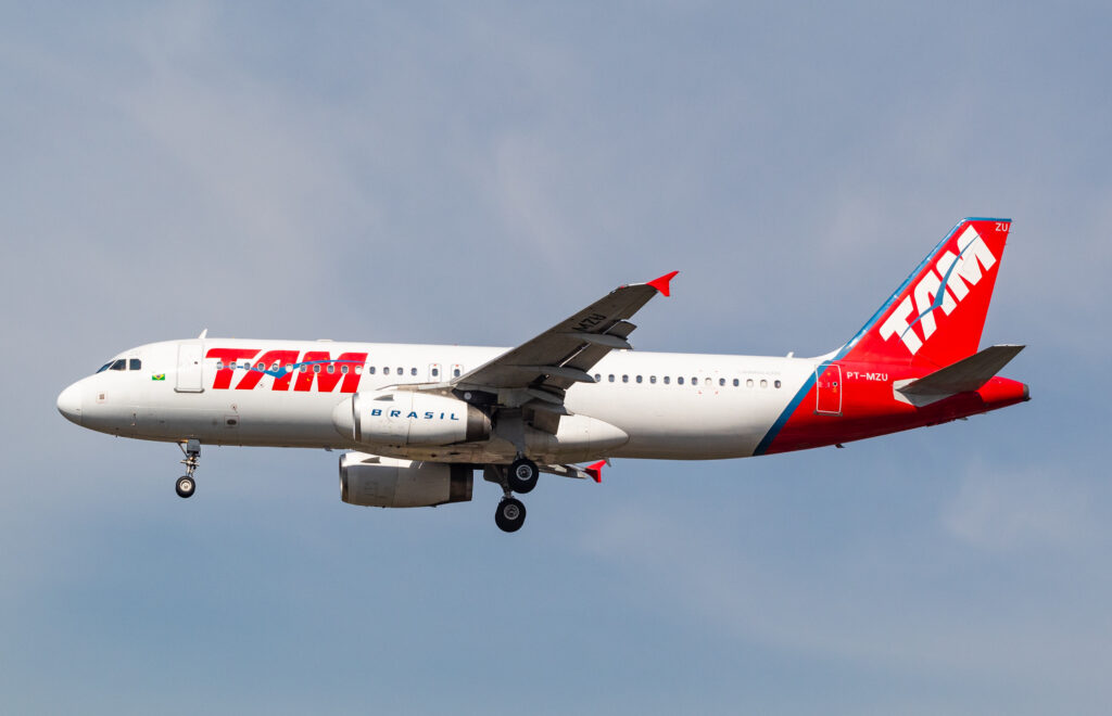 PT-MZU - Airbus A320-232 - LATAM Airlines - Blog do Spotter