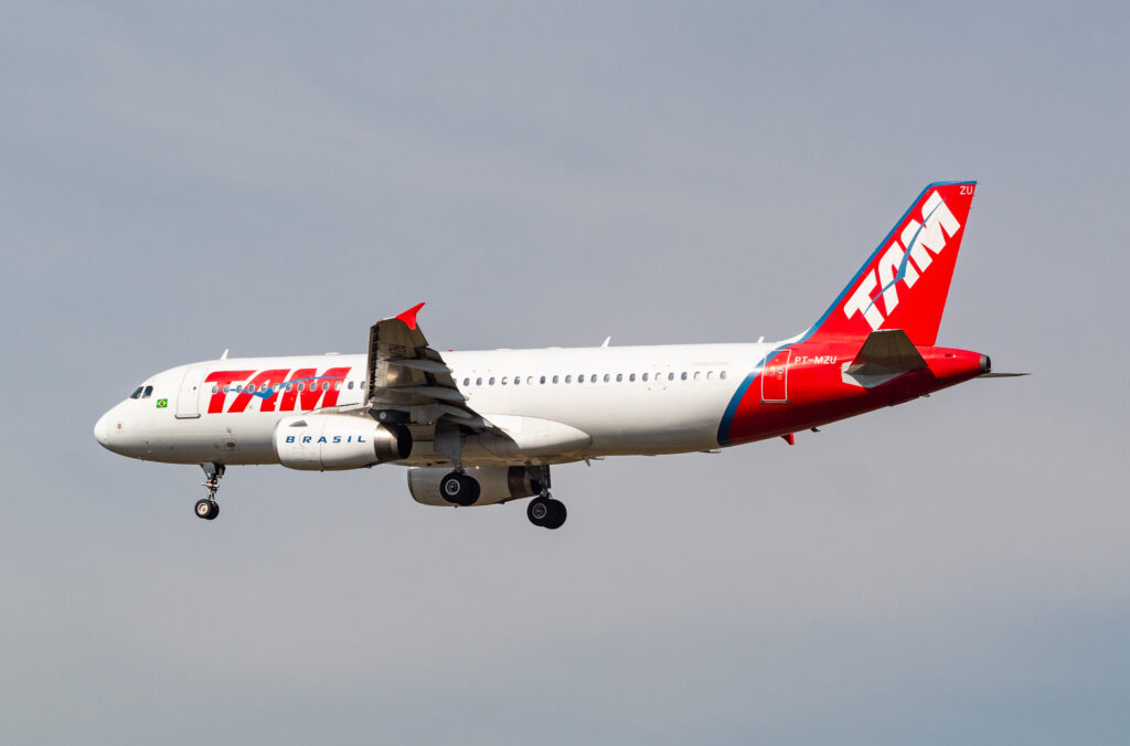 PT-MZU - Airbus A320-232 - LATAM Airlines - Blog do Spotter