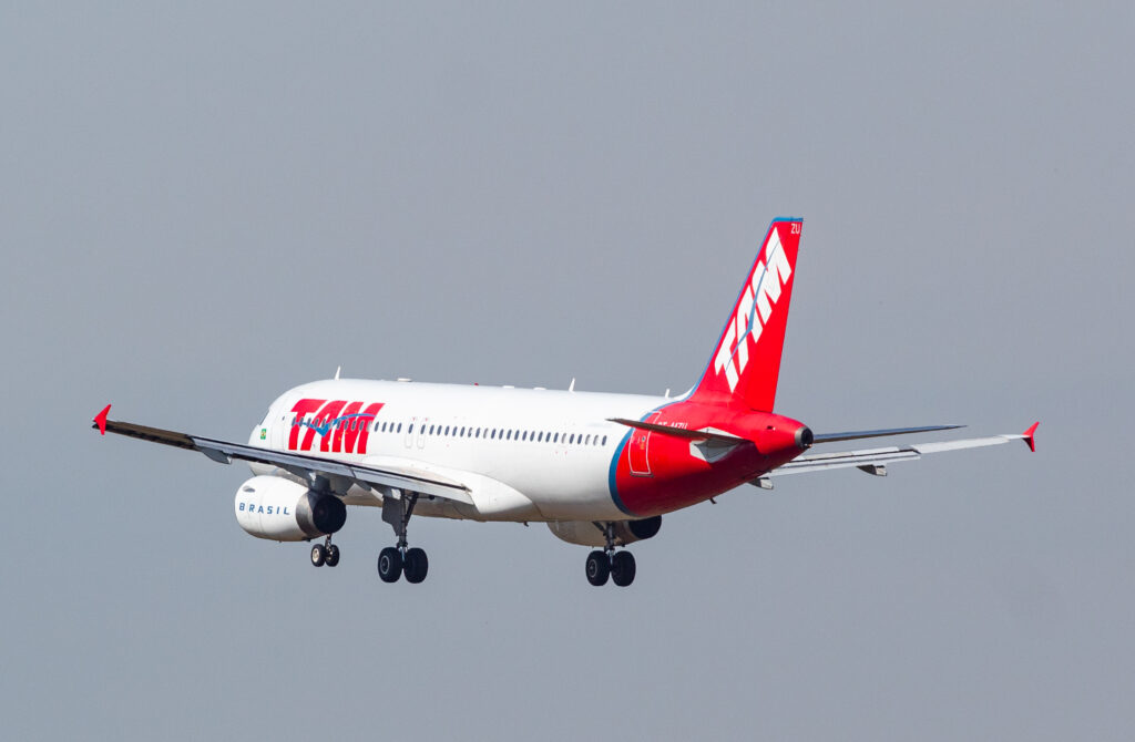 PT-MZU - Airbus A320-232 - LATAM Airlines - Blog do Spotter