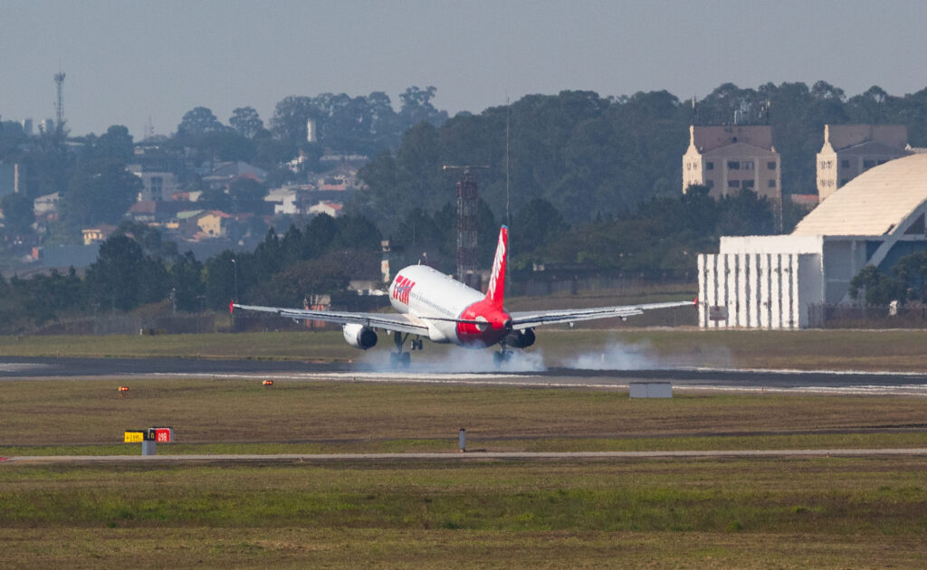 PT-MZU - Airbus A320-232 - LATAM Airlines - Blog do Spotter