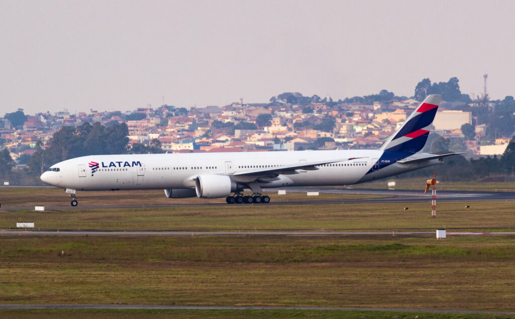 PT-MUB – Boeing 777-32W(ER) – LATAM Airlines - Blog do Spotter