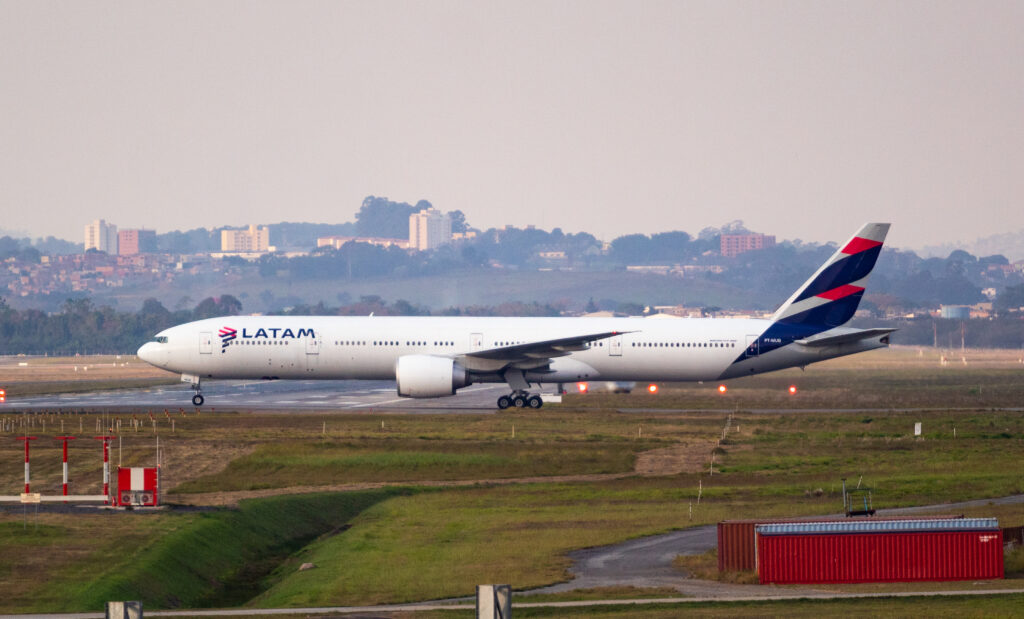PT-MUB – Boeing 777-32W(ER) – LATAM Airlines - Blog do Spotter