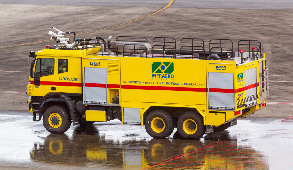 Batismo do PS-SFC da ITA em Recife - Carro da brigada de incêndio - Blog do Spotter