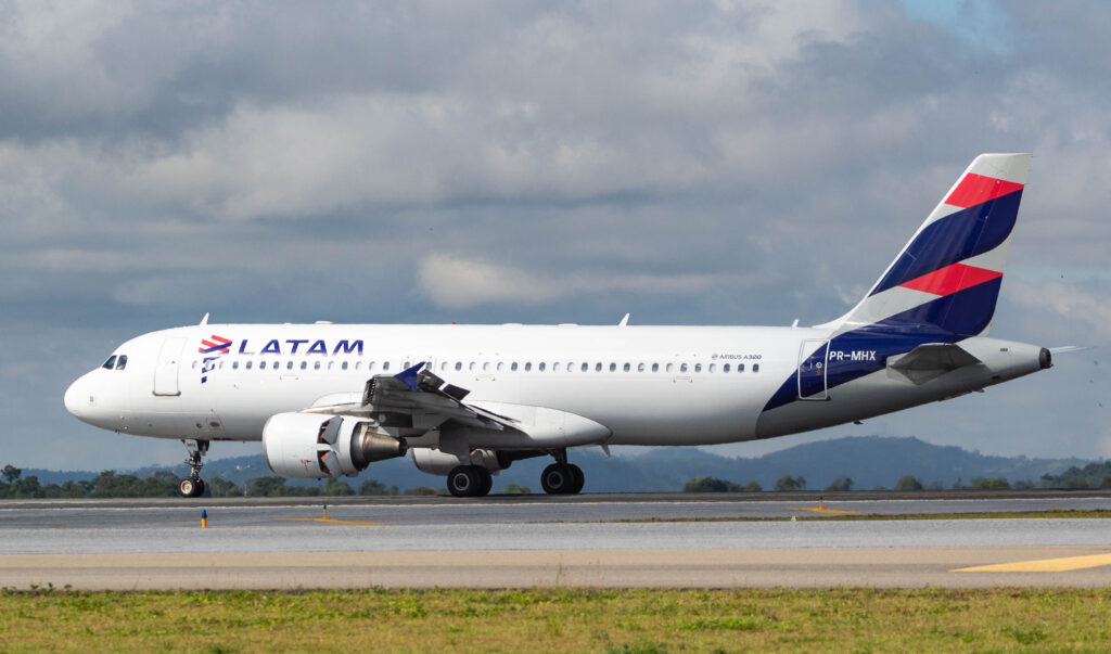 PR-MHX - Airbus A320-214 - LATAM Airlines - Blog do Spotter