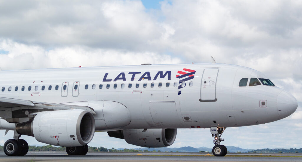 PR-MHX - Airbus A320-214 - LATAM Airlines - Blog do Spotter