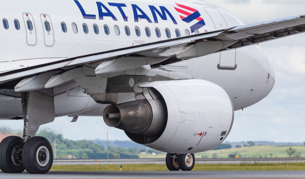 PR-MHX - Airbus A320-214 - LATAM Airlines - Blog do Spotter