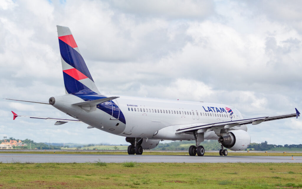PR-MHX - Airbus A320-214 - LATAM Airlines - Blog do Spotter