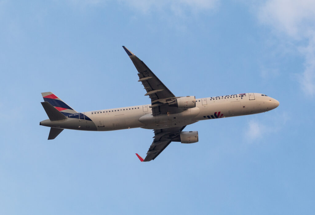PT-XPF - Airbus A321-211 - LATAM Airlines - Blog do Spotter