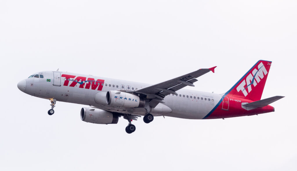 PT-MZW - Airbus A320-232 - LATAM Airlines - Blog do Spotter