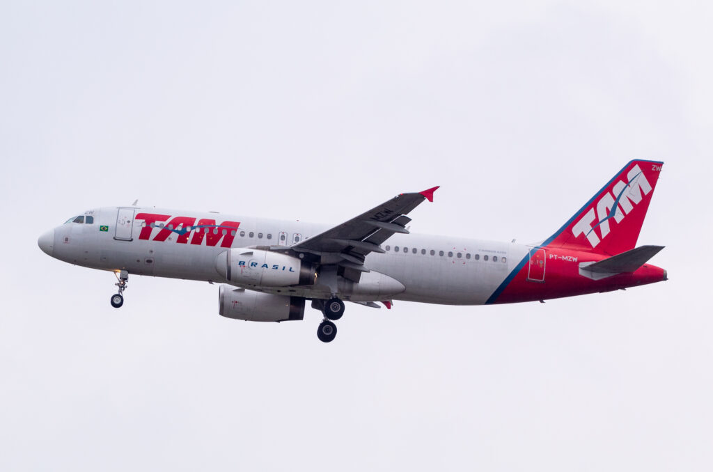 PT-MZW - Airbus A320-232 - LATAM Airlines - Blog do Spotter