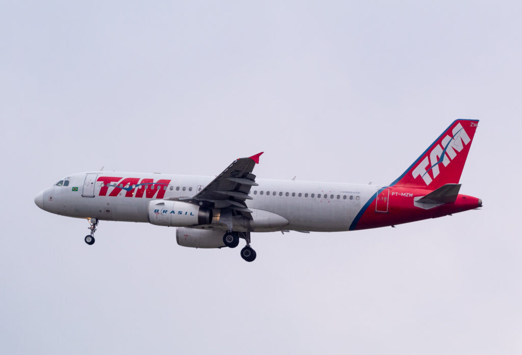 PT-MZW - Airbus A320-232 - LATAM Airlines - Blog do Spotter