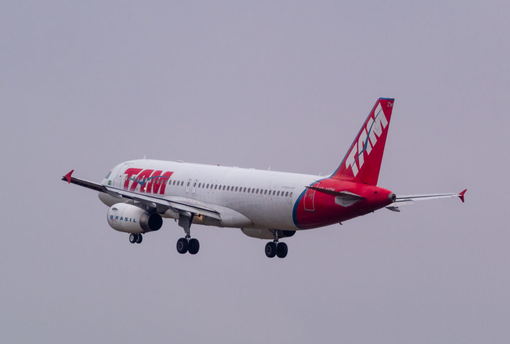 PT-MZW - Airbus A320-232 - LATAM Airlines - Blog do Spotter