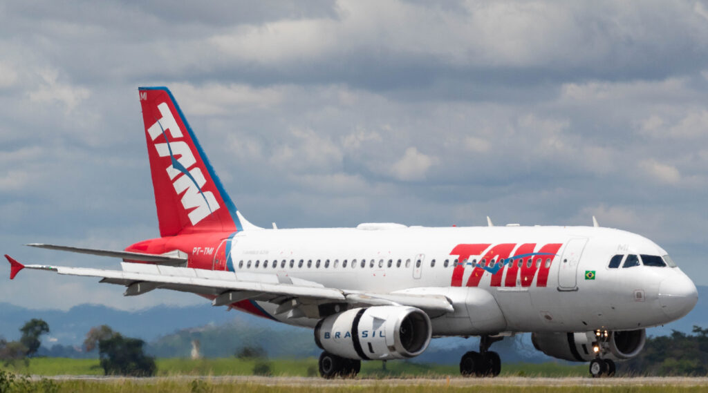 PT-TMI - Airbus A319-132 - LATAM Airlines - Blog do Spotter