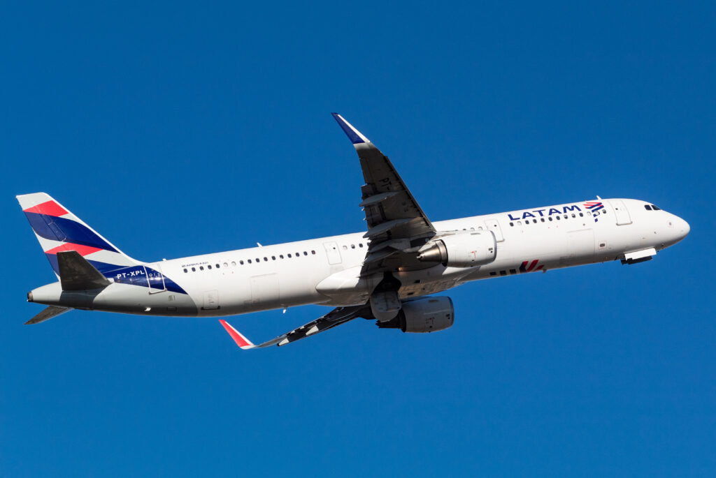 PT-XPL - Airbus A321-211 - LATAM Airlines - Blog do Spotter