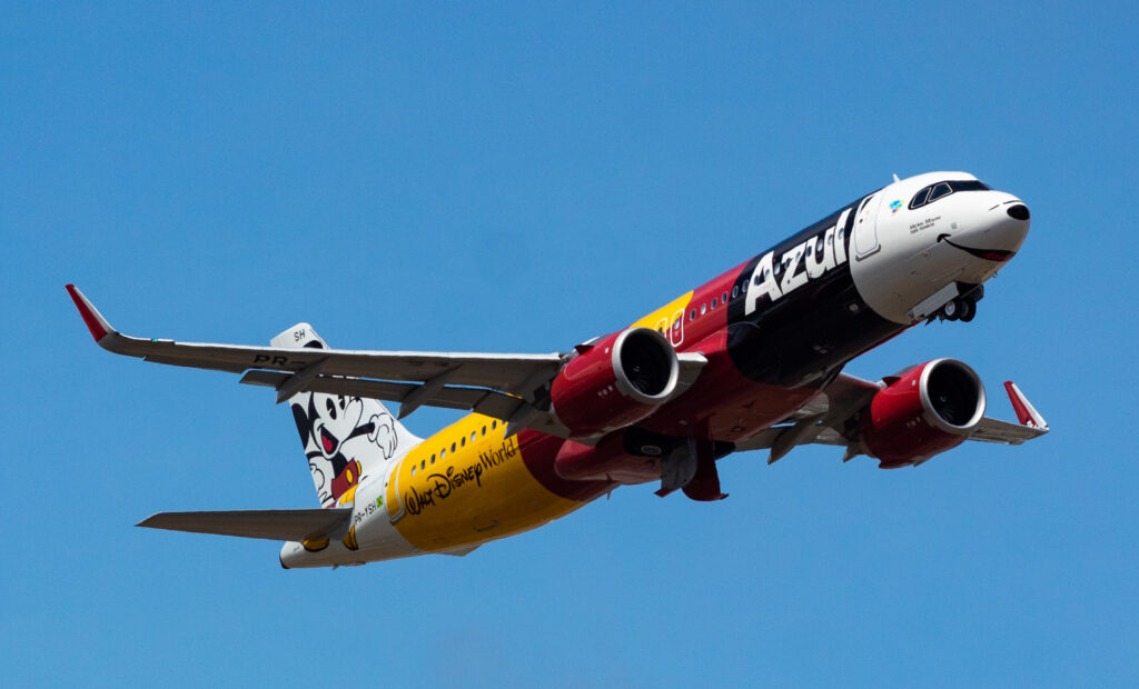 PR-YSH - Mickey Mouse Nas Nuvens - Airbus A320 NEO - Blog do Spotter