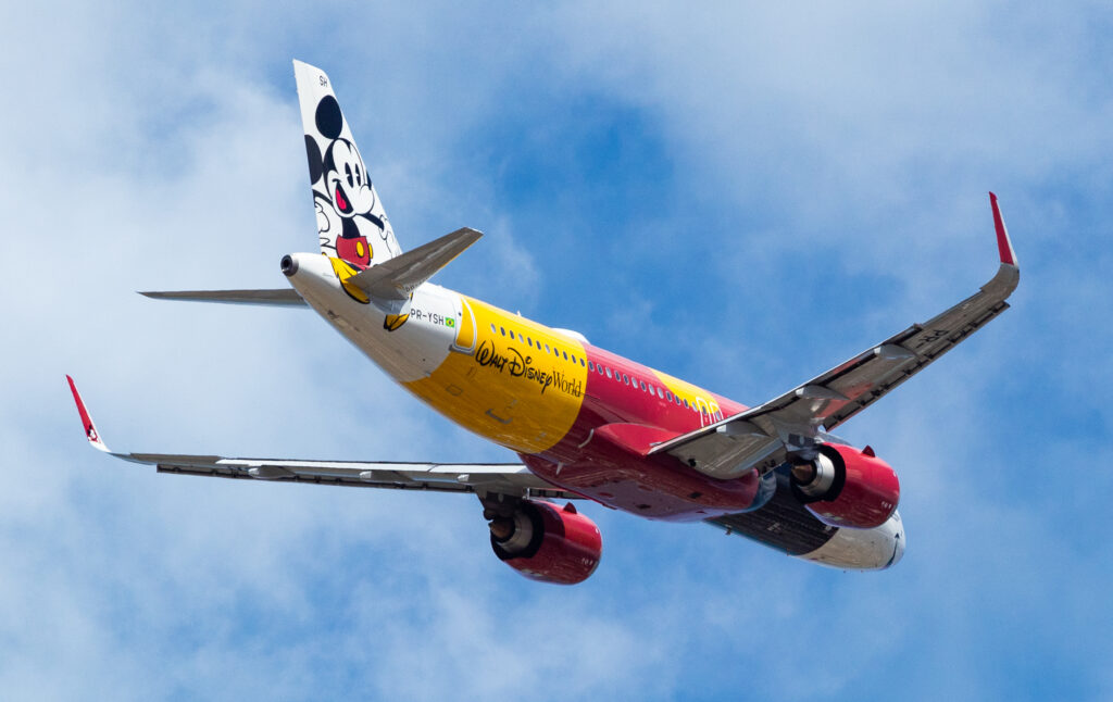 PR-YSH - Mickey Mouse Nas Nuvens - Airbus A320 NEO - Blog do Spotter