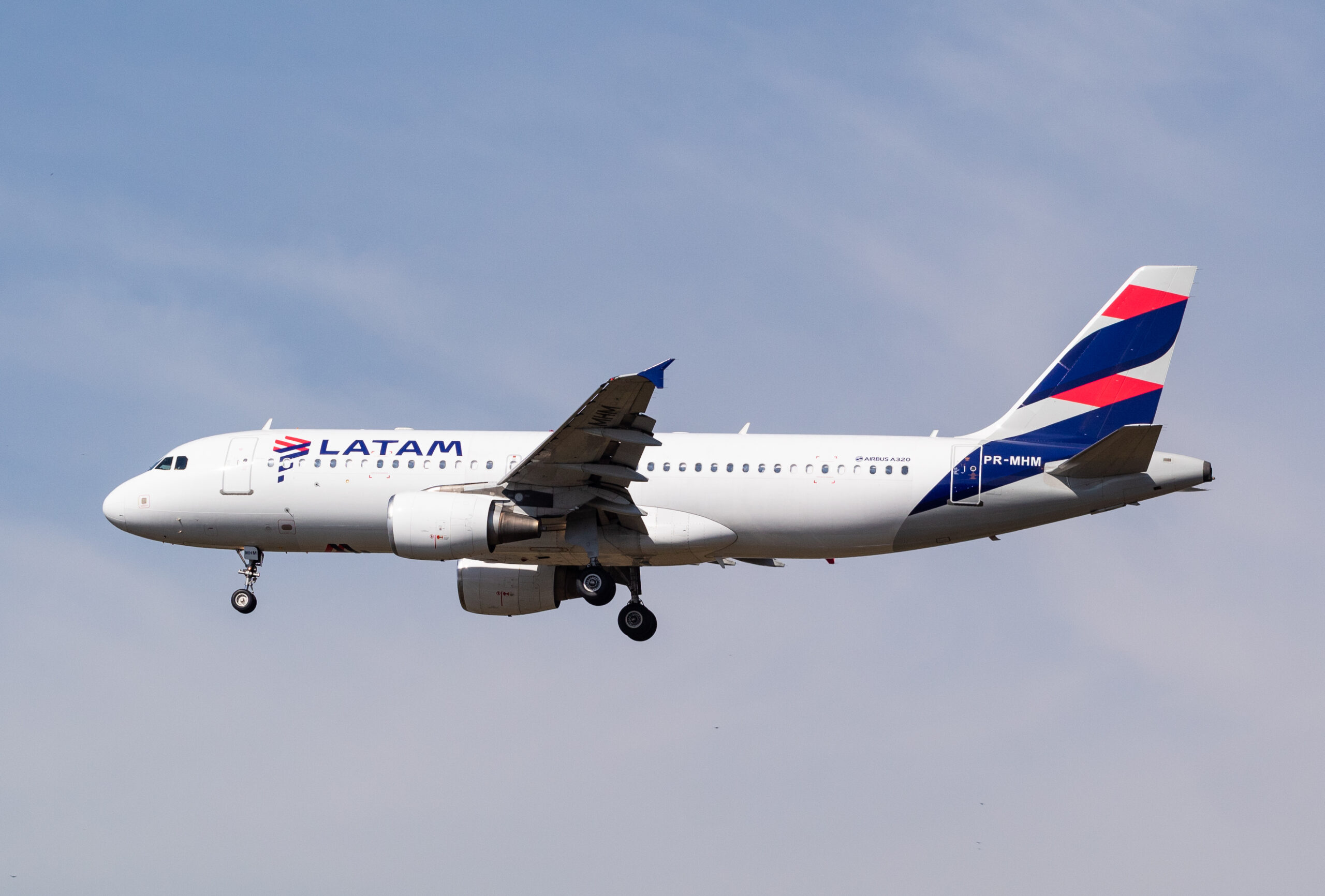 PR-MHM - Airbus A320-214 - LATAM Airlines - Blog do Spotter