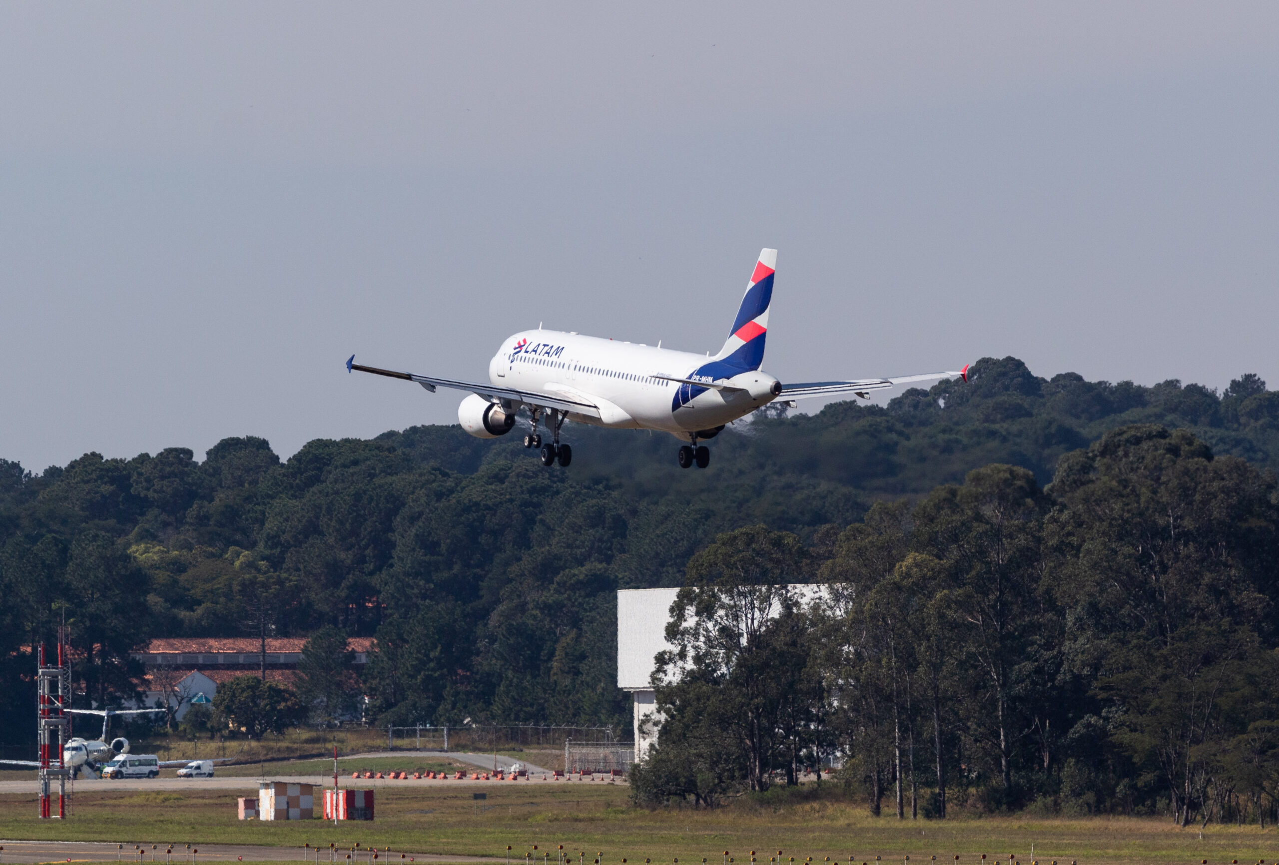 PR-MHM - Airbus A320-214 - LATAM Airlines - Blog do Spotter