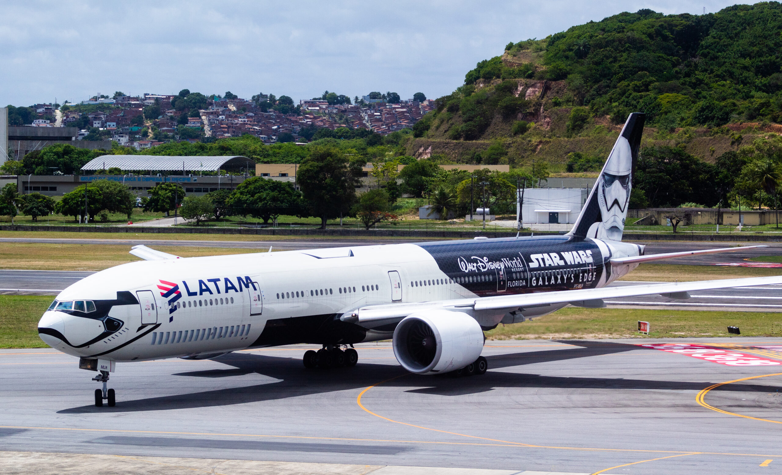 PT-MUA - Boeing 777-32W(ER) - Star Wars: Galaxys Edge - Blog do Spotter