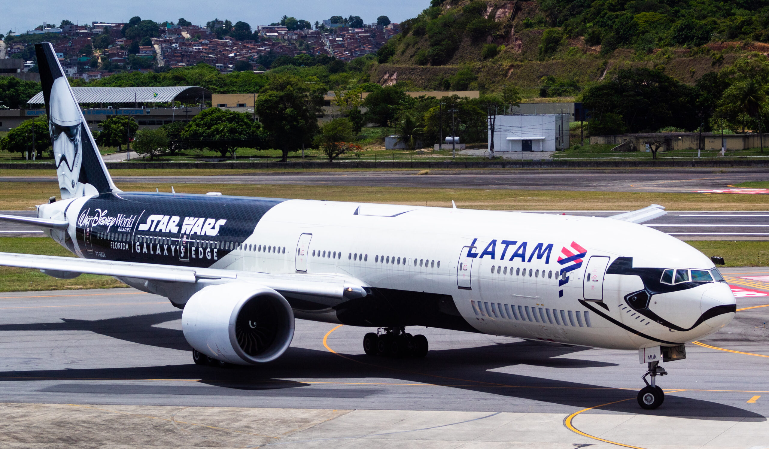 File:LATAM Brasil Boeing 777-32W(ER) PT-MUA (Star Wars Galaxy's