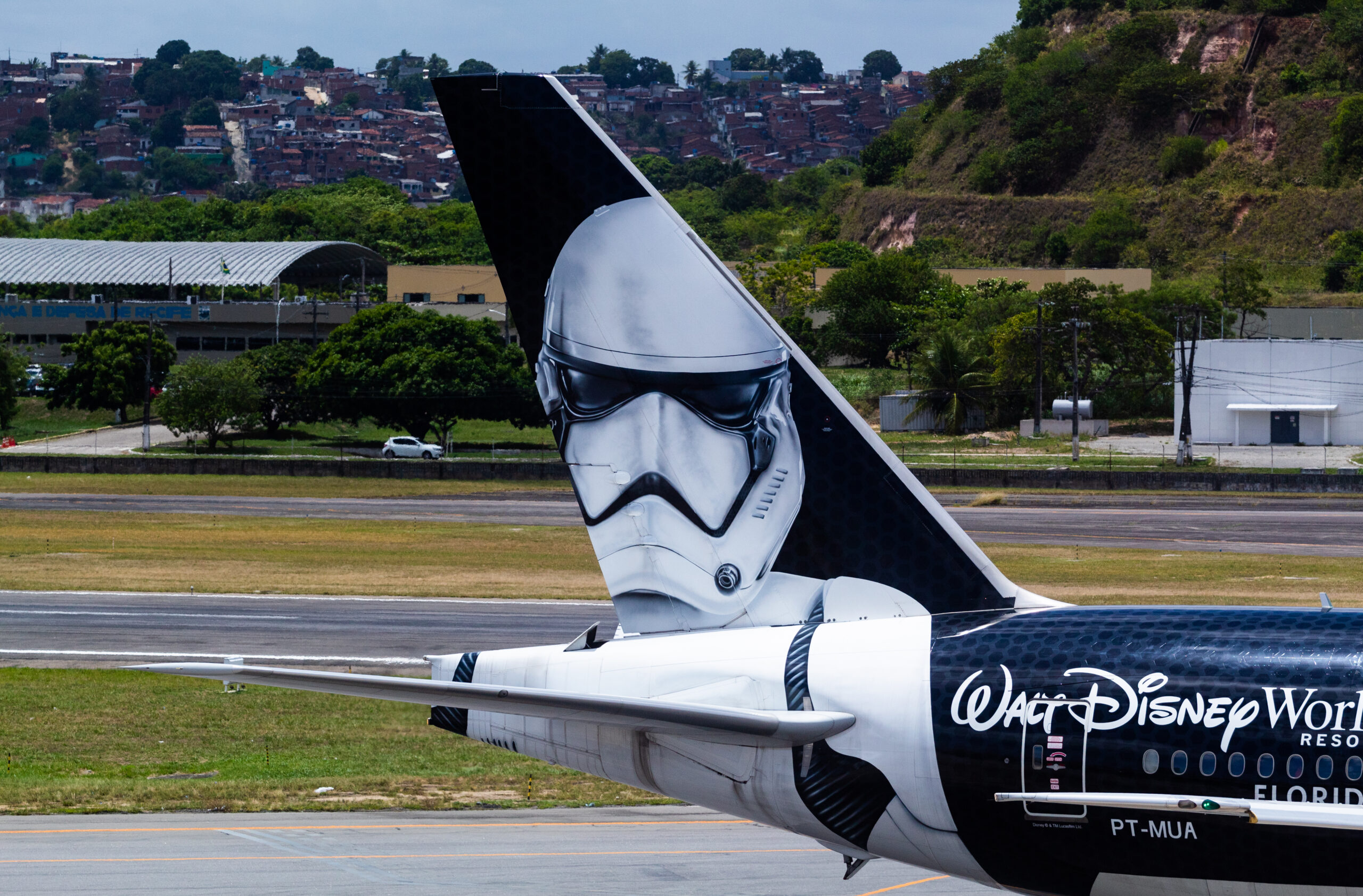 PT-MUA - Boeing 777-32W(ER) - Star Wars: Galaxys Edge - Blog do Spotter