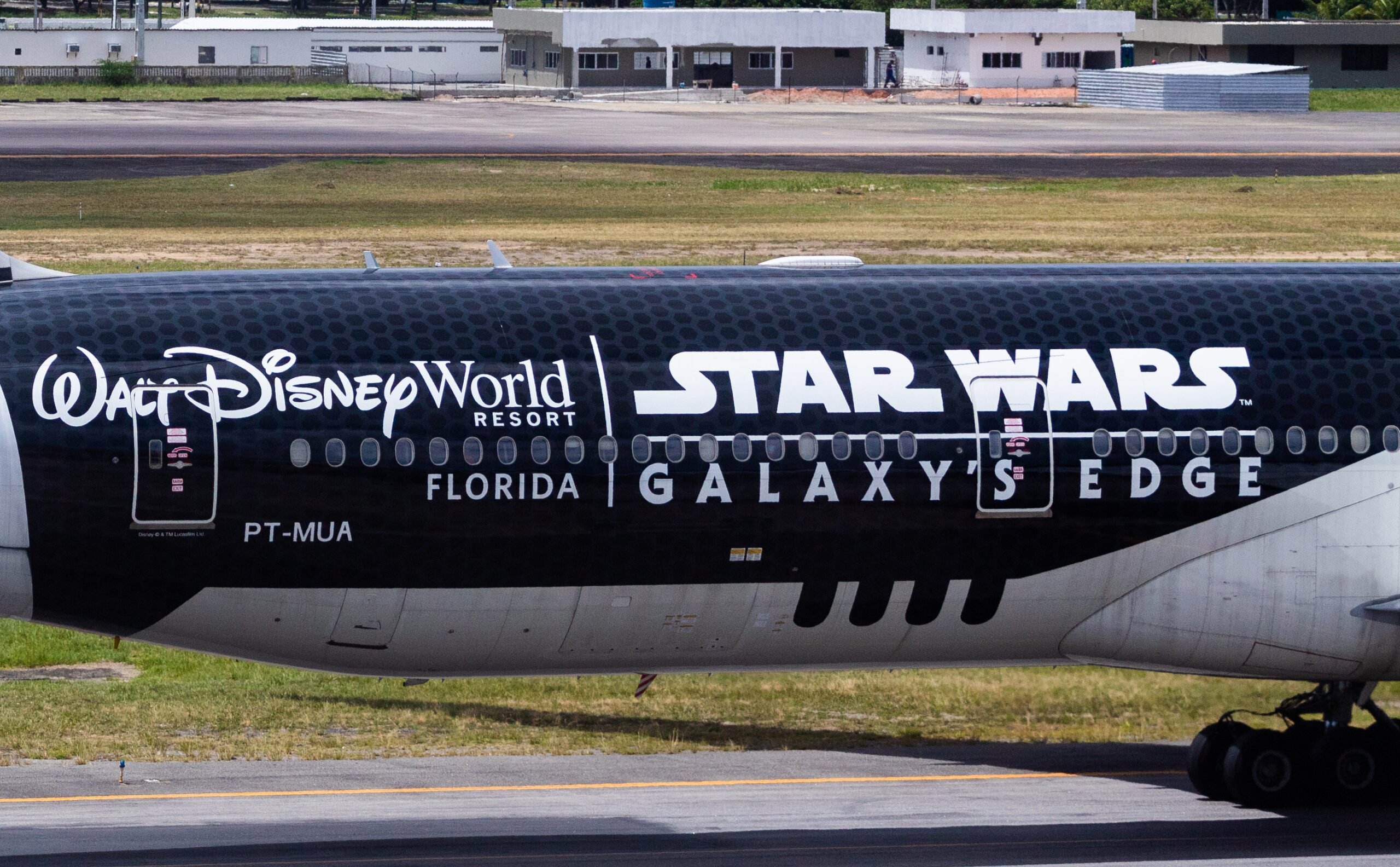 PT-MUA - Boeing 777-32W(ER) - Star Wars: Galaxys Edge - Blog do Spotter