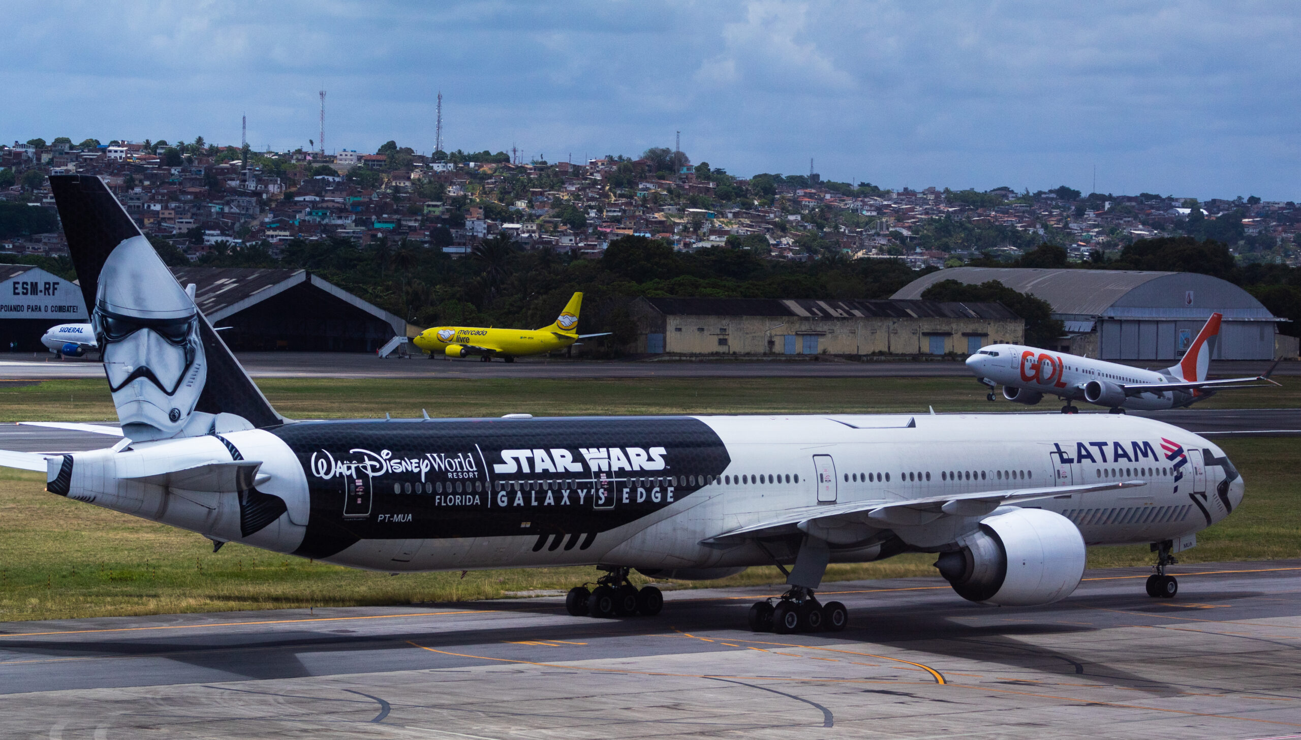 PT-MUA - Boeing 777-32W(ER) - Star Wars: Galaxys Edge - Blog do Spotter