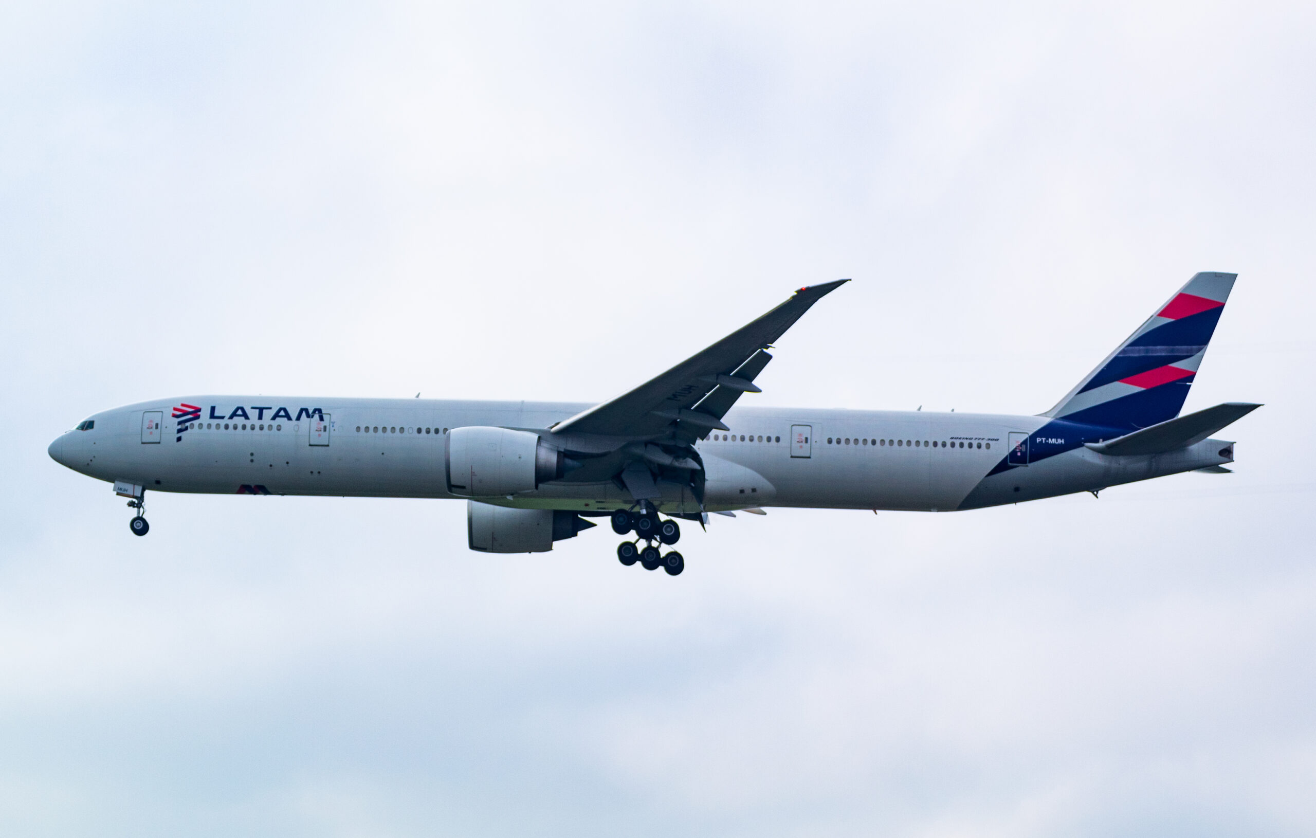 PT-MUH - Boeing 777-32W(ER) - LATAM Airlines - Blog do Spotter