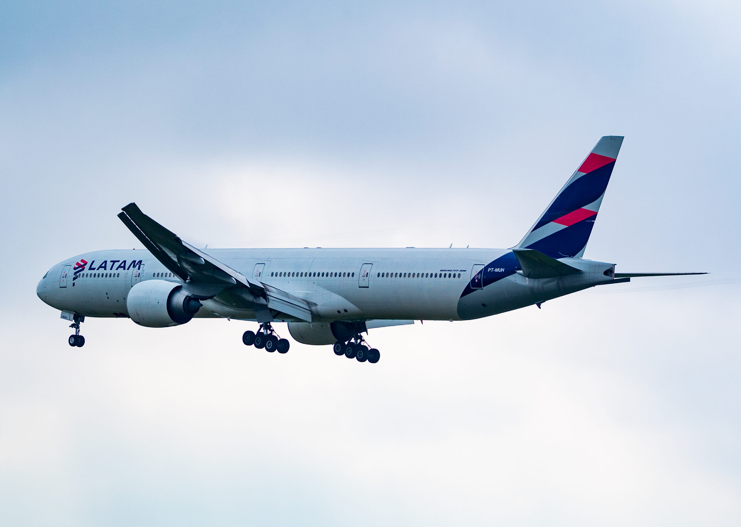 PT-MUH - Boeing 777-32W(ER) - LATAM Airlines - Blog do Spotter