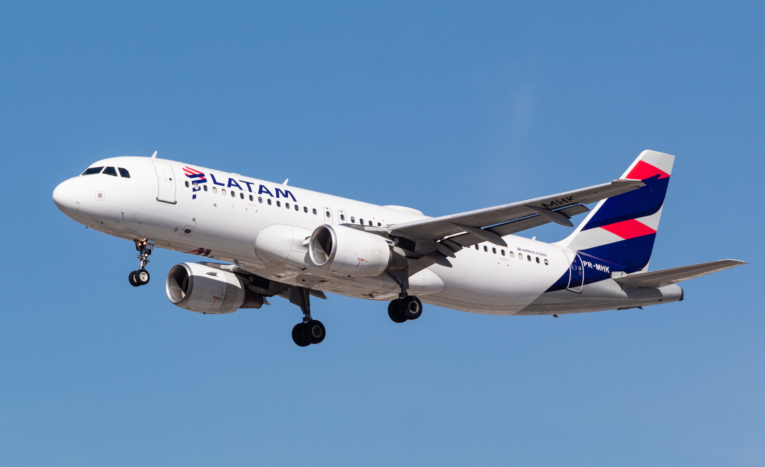 PR-MHK - Airbus A320-214 - LATAM Airlines - Blog do Spotter