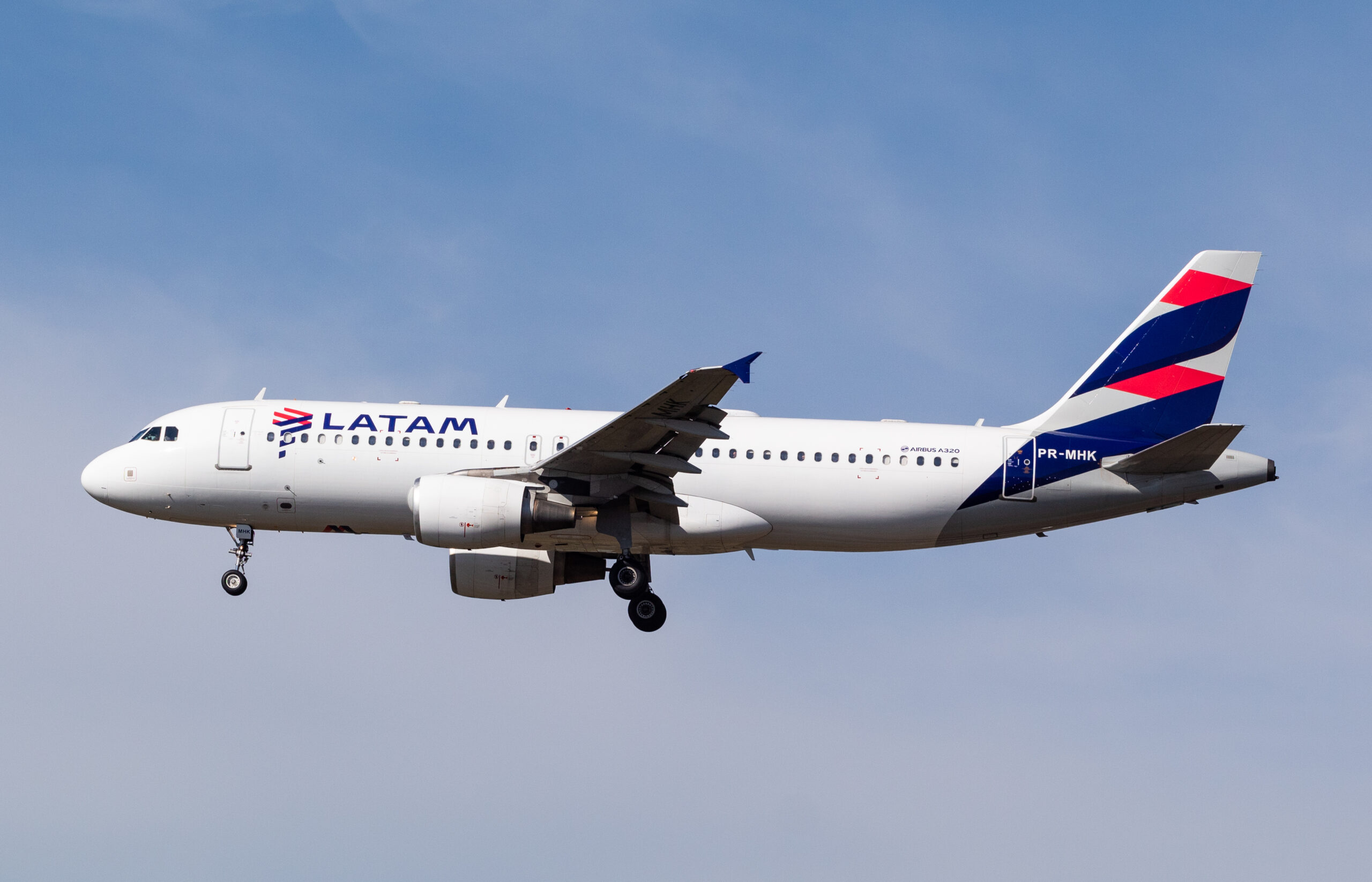 PR-MHK - Airbus A320-214 - LATAM Airlines - Blog do Spotter