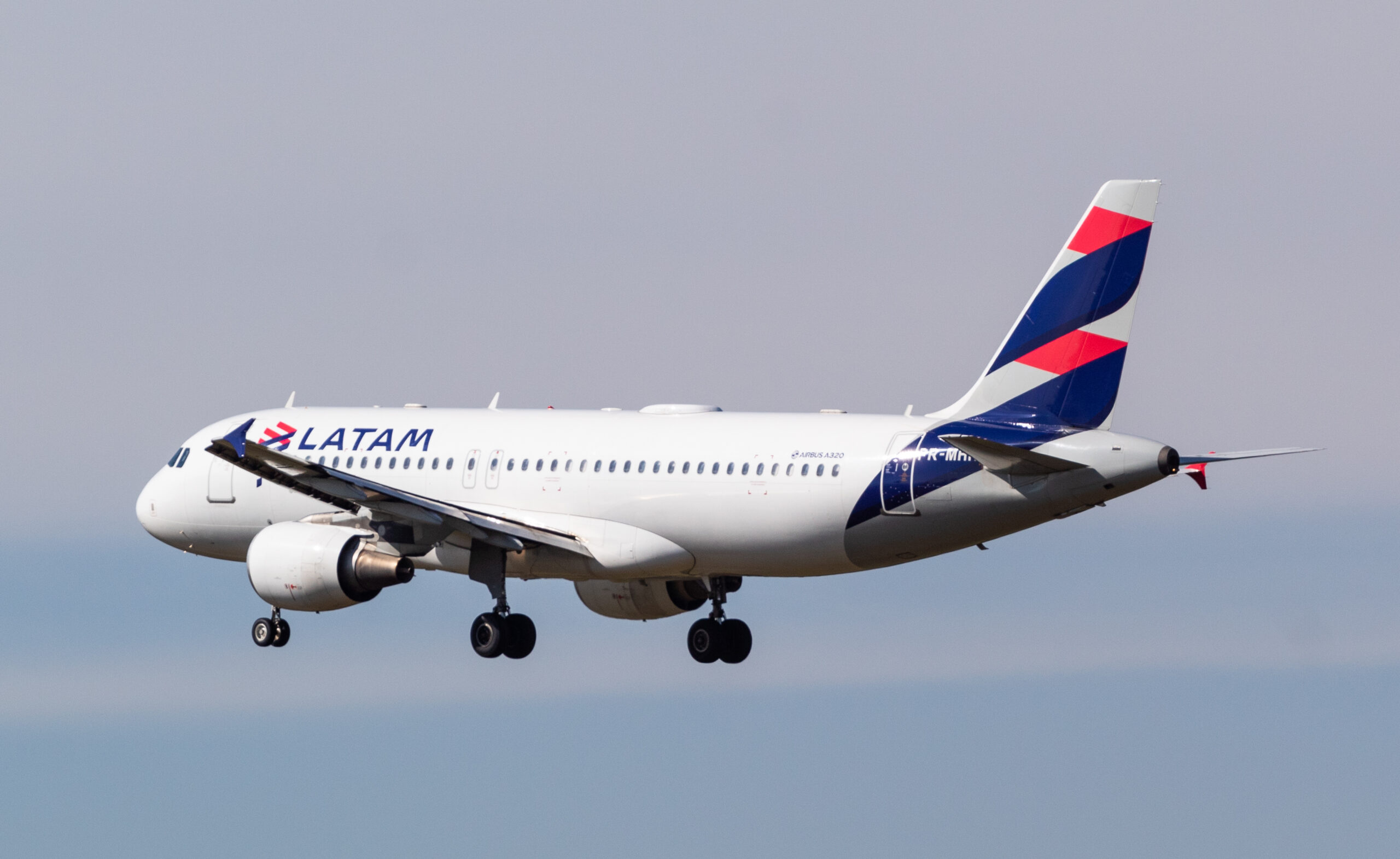 PR-MHK - Airbus A320-214 - LATAM Airlines - Blog do Spotter