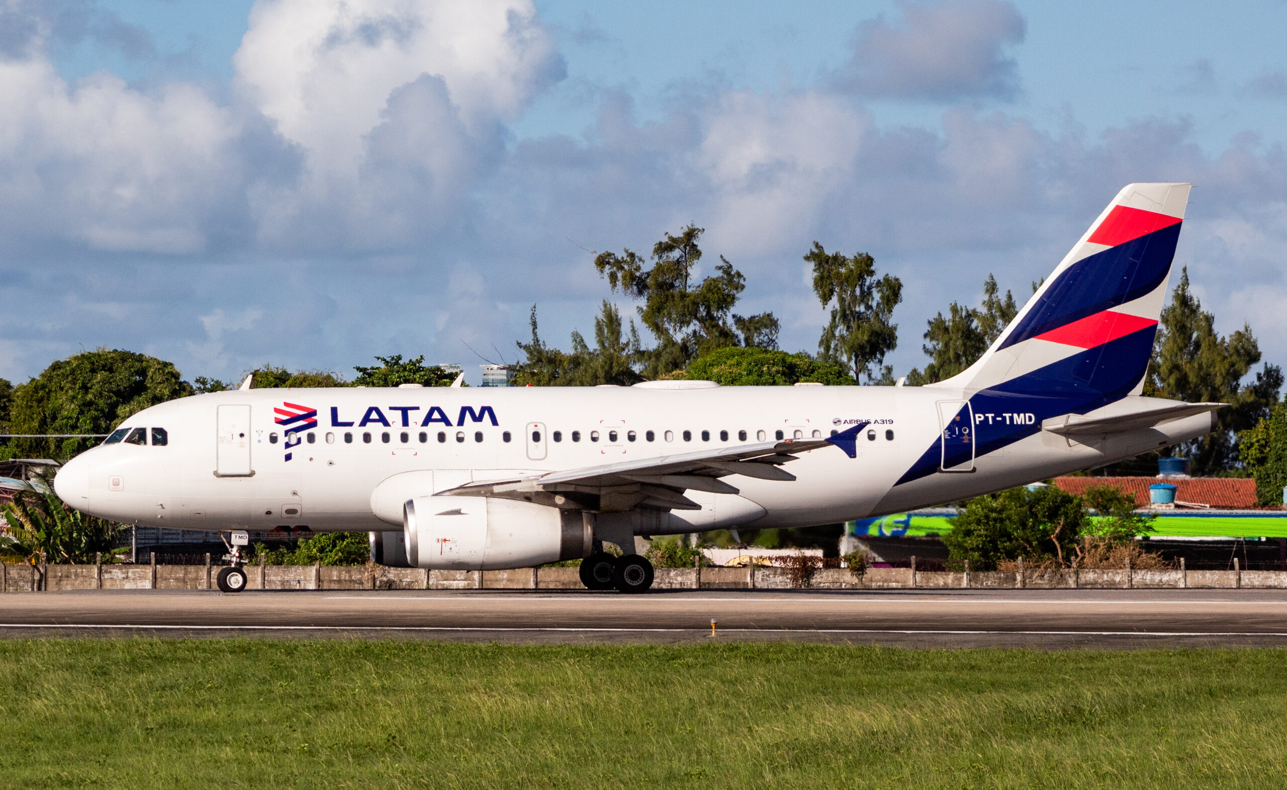 PT-TMD - Airbus A319-132 - LATAM Airlines - Blog do Spotter