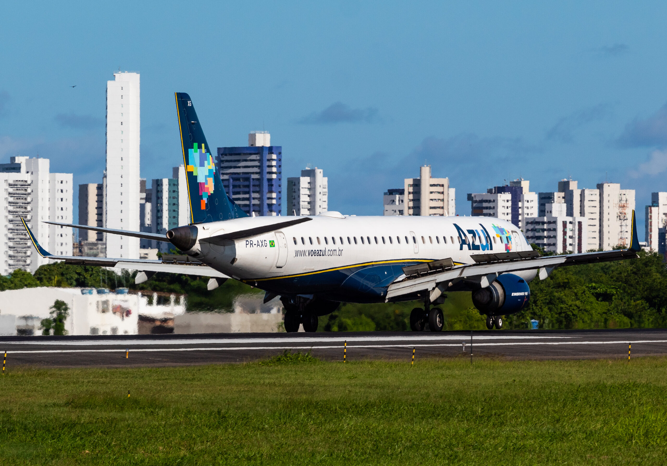 PR-AXG – Embraer 195 – Azul Linhas Aéreas - Blog do Spotter