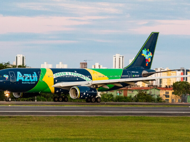 Conheça os aviões da Azul com pintura da Bandeira do Brasil