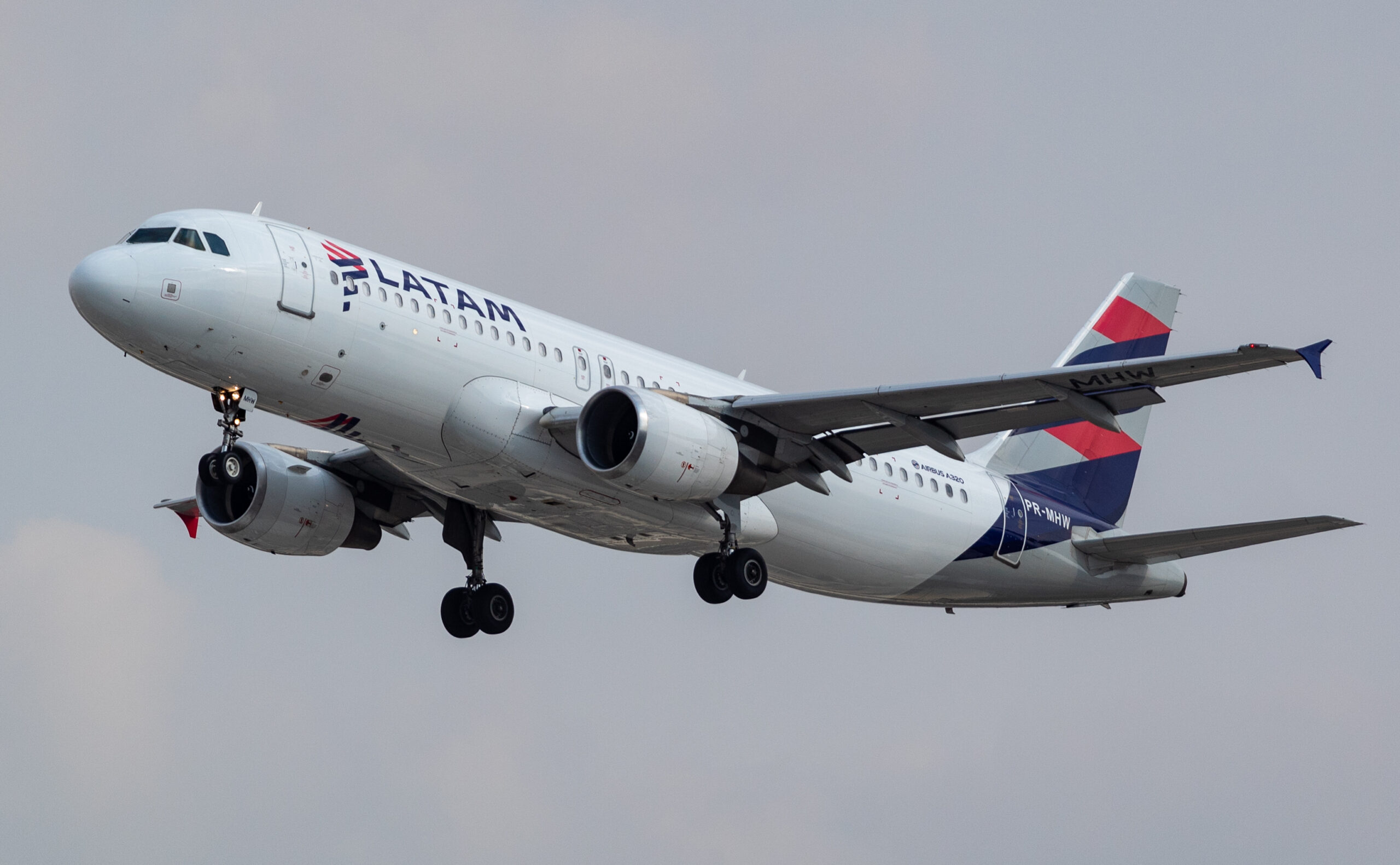 PR-MHW - Airbus A320-214 - LATAM Airlines - Blog do Spotter