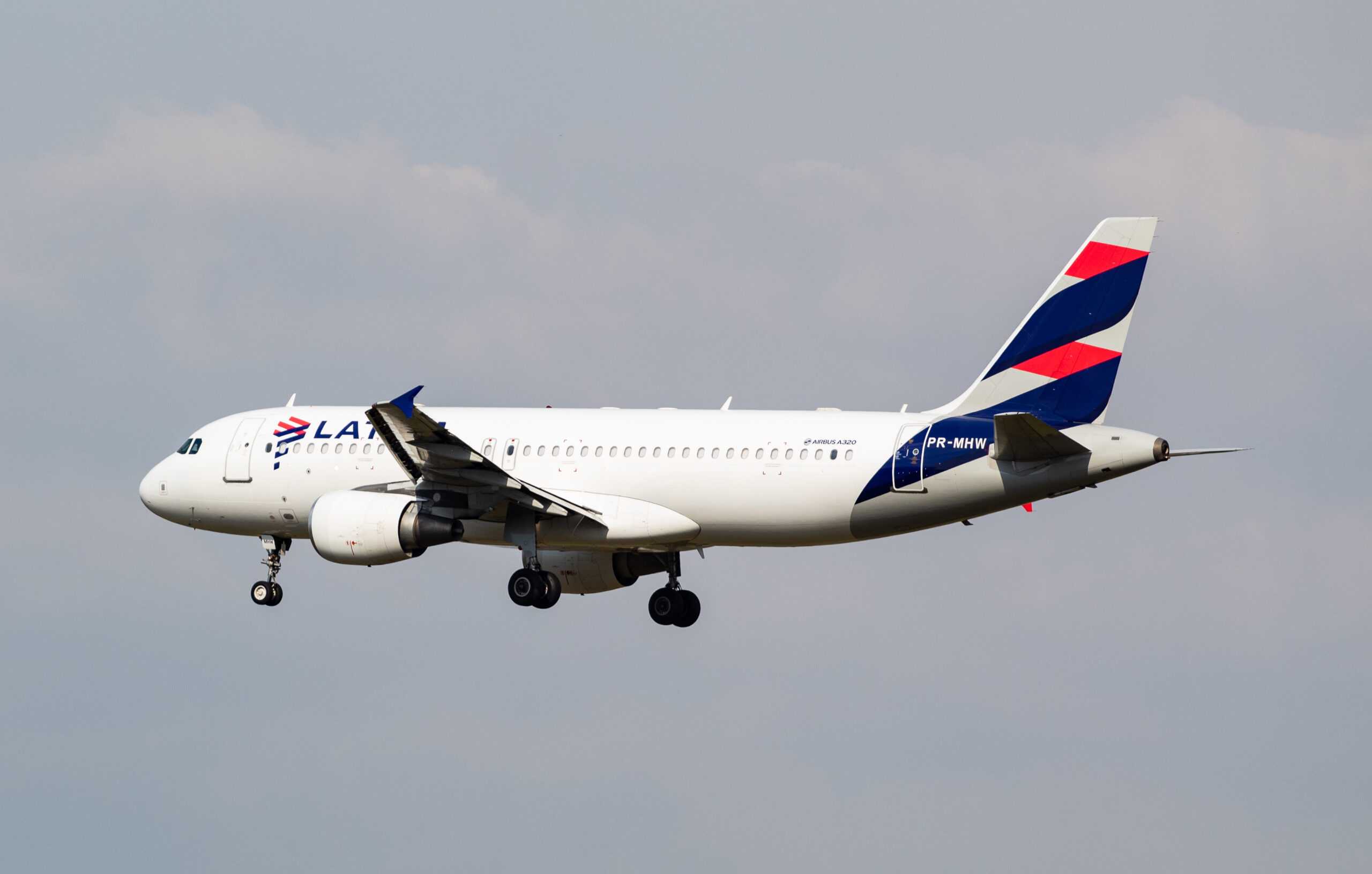 PR-MHW - Airbus A320-214 - LATAM Airlines - Blog do Spotter