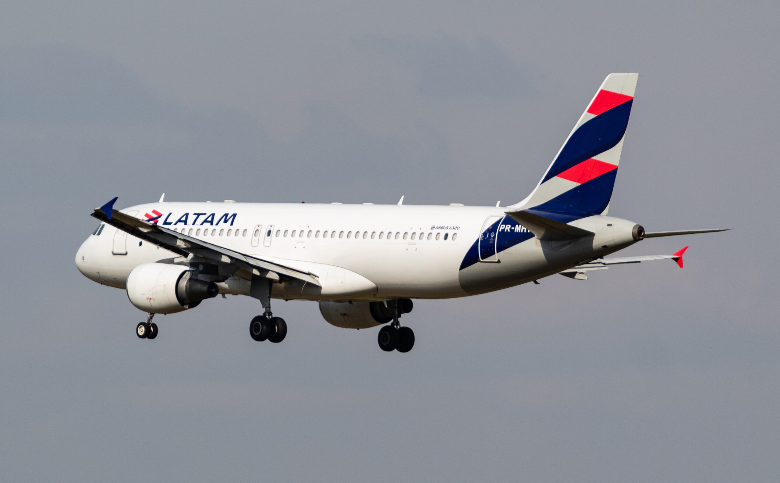 PR-MHW - Airbus A320-214 - LATAM Airlines - Blog do Spotter