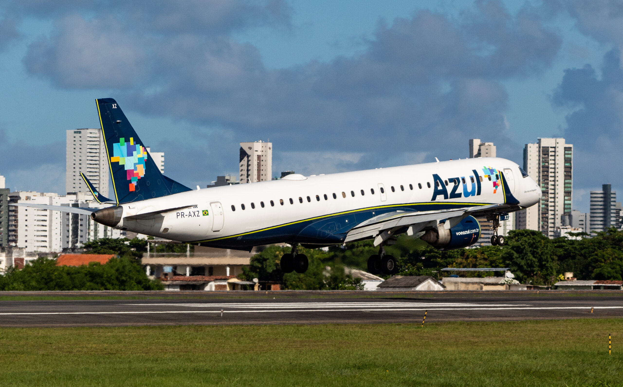 PR-AXZ - Embraer 195 - Azul Linhas Aéreas - Blog do Spotter