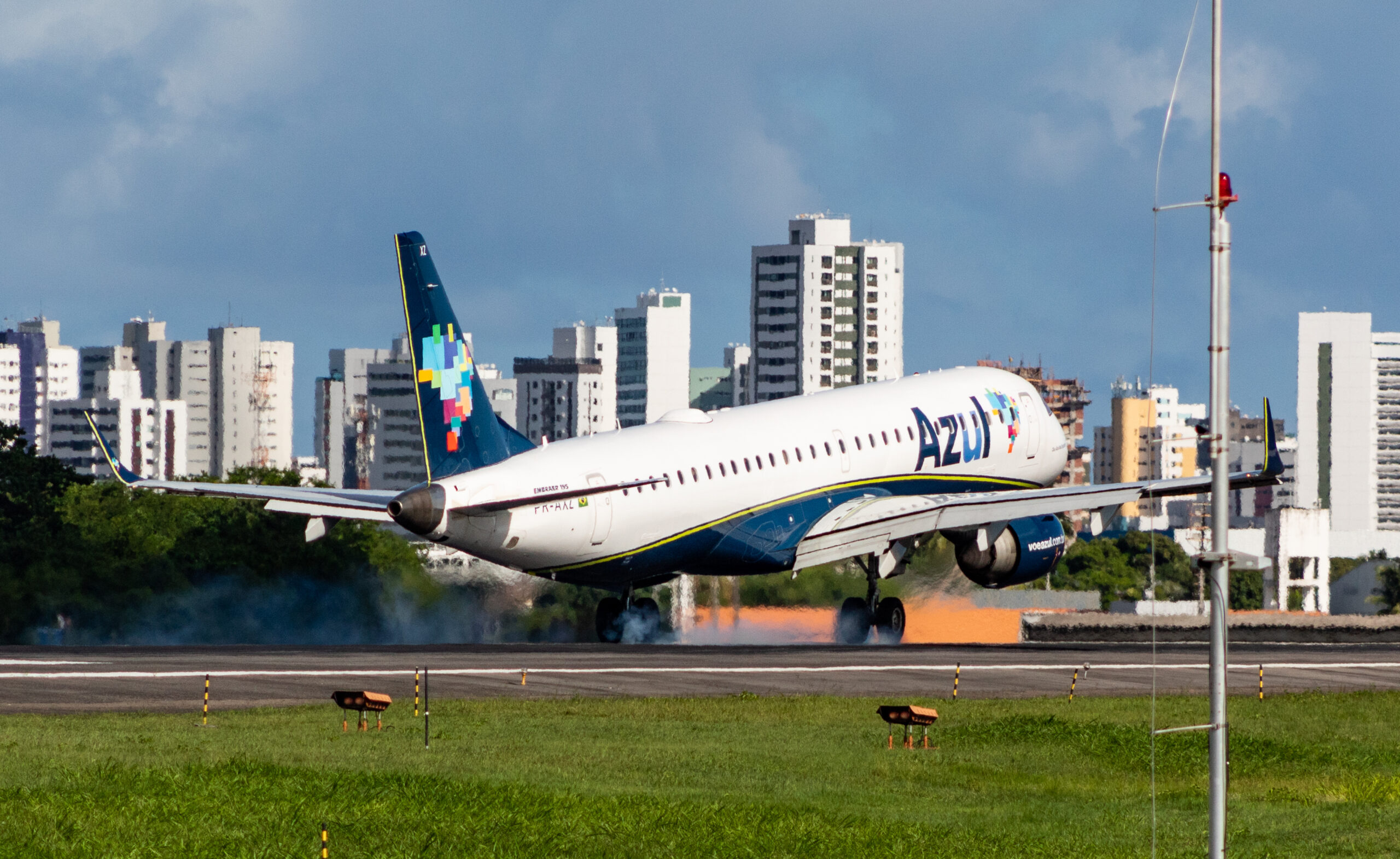 PR-AXZ - Embraer 195 - Azul Linhas Aéreas - Blog do Spotter